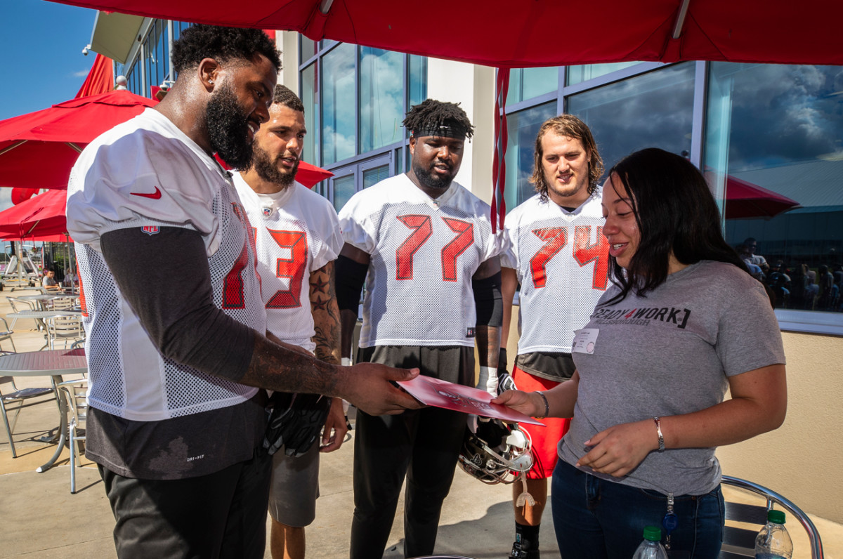 Donovan Smith, Mike Evans, Caleb Benenoch and Ali Marpet with Khadijah Lee. 